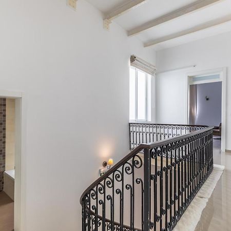 Charming Four Bedroom Townhouse One Minute Away From The Seafront Sliema Dış mekan fotoğraf